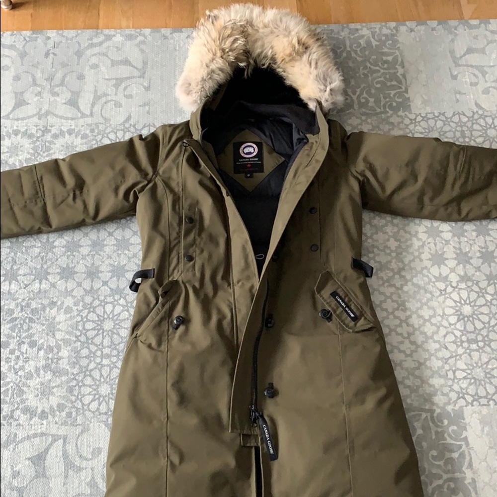 CANADA GOOSE Kensington Parka in Military Green.